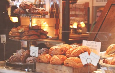 Wie man eine zweimal gebackene Glücksbringer Mandel Croissant